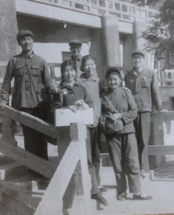 1976年沙更世(后排中间)、王宗周老师(左一)带在敦煌考察