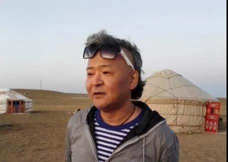 图片包含 人, 户外, 男人, 站描述已自动生成