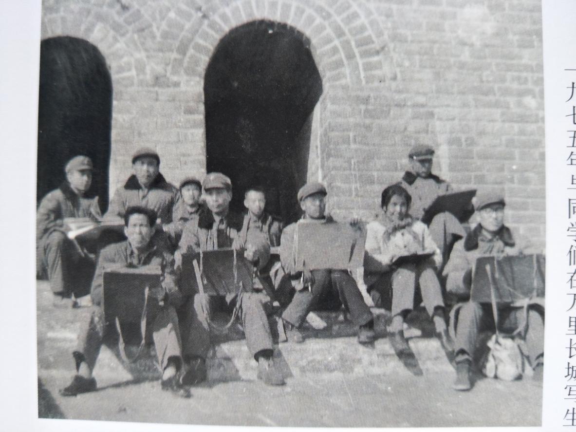 1976年74级学生李坚达和青海藏族群众在一起
