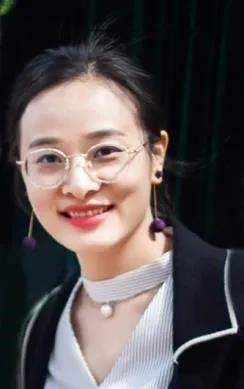 图片包含 人, 领带, 服装, 女人描述已自动生成